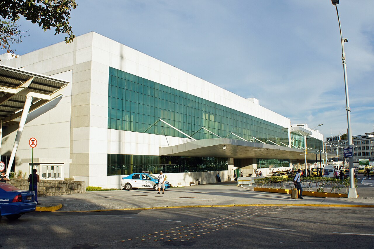 Fachada envidraçada do novo terminal do Aeroporto Santos Dumont, no Rio de Janeiro.