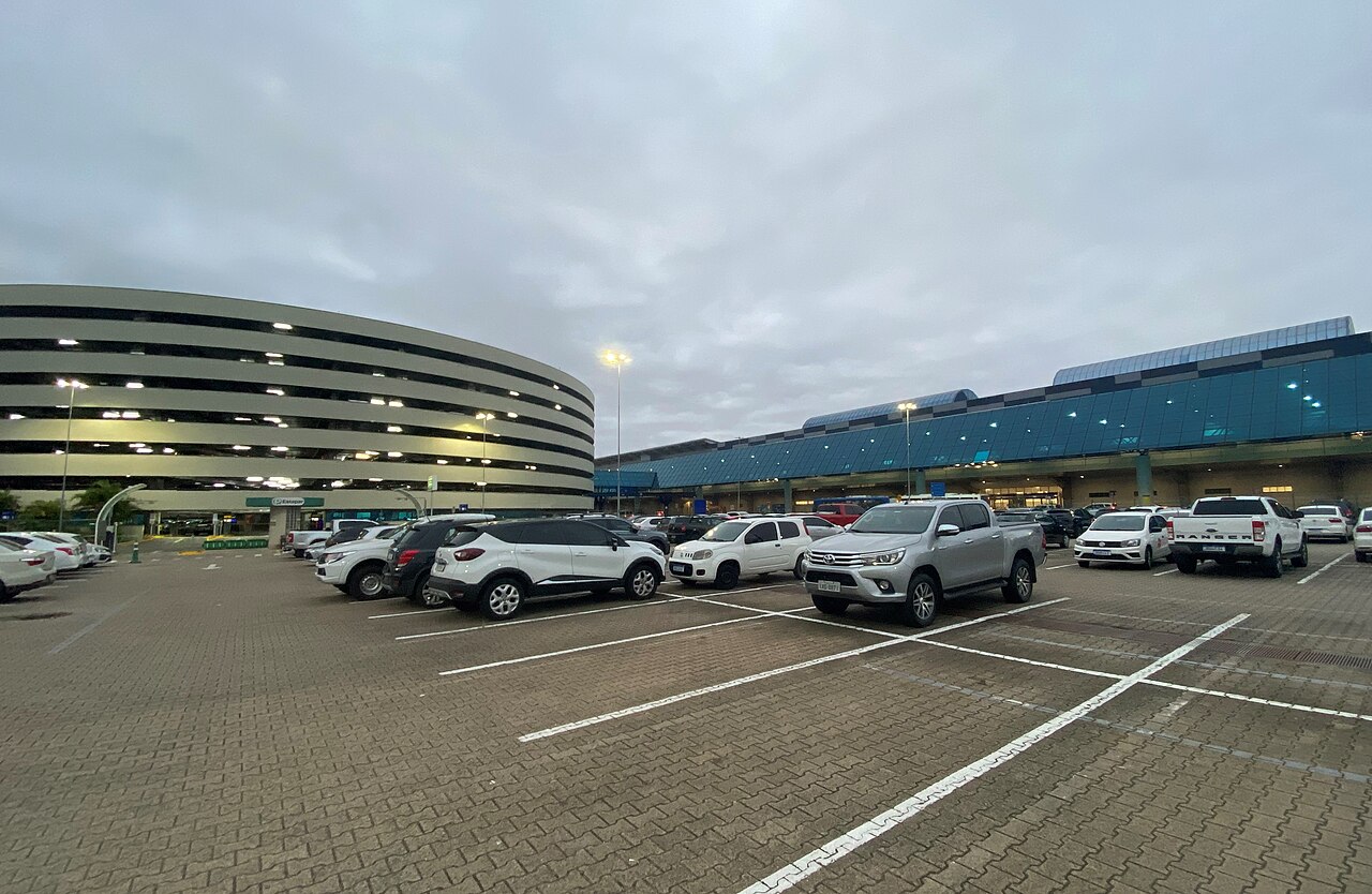 Fachada do terminal do Aeroporto Salgado Filho, em Porto Alegre.